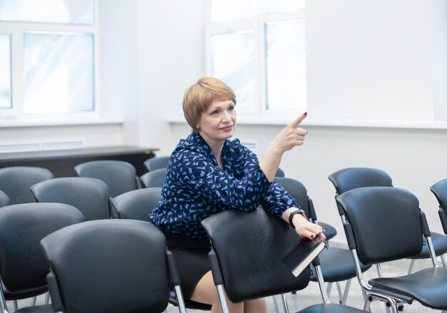 Jak wybrać idealne miejsce na konferencję naukową – kluczowe czynniki i praktyczne wskazówki