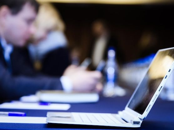 Organizacja konferencji hybrydowej – wyzwania i nowoczesne rozwiązania technologiczne