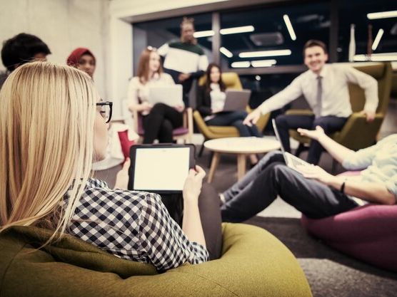 Trendy w organizacji konferencji branżowych w 2026 roku: jak zmienia się eventowa rzeczywistość