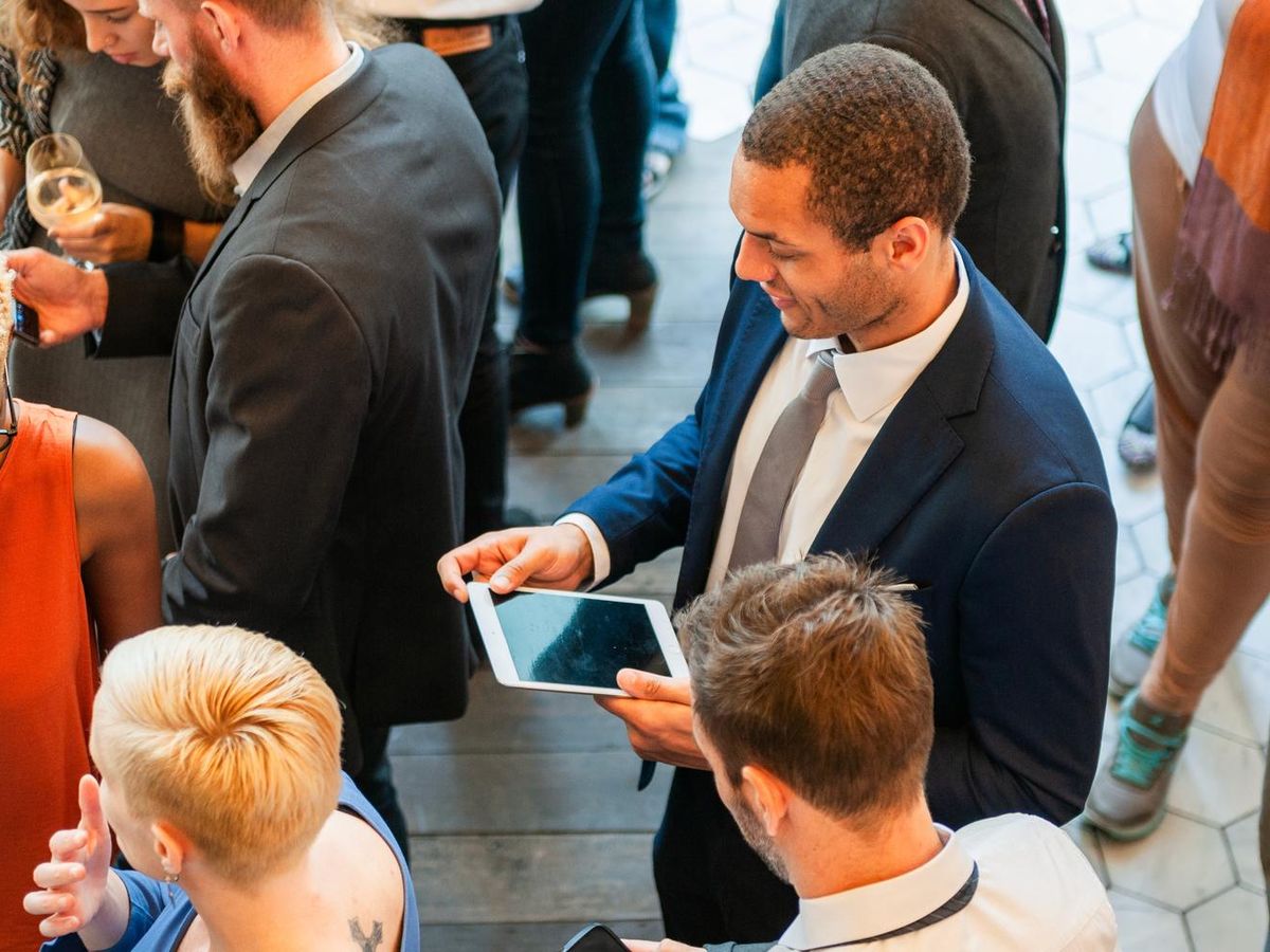 Znaczenie networkingu podczas konferencji – jak skutecznie wspierać kontakty uczestników